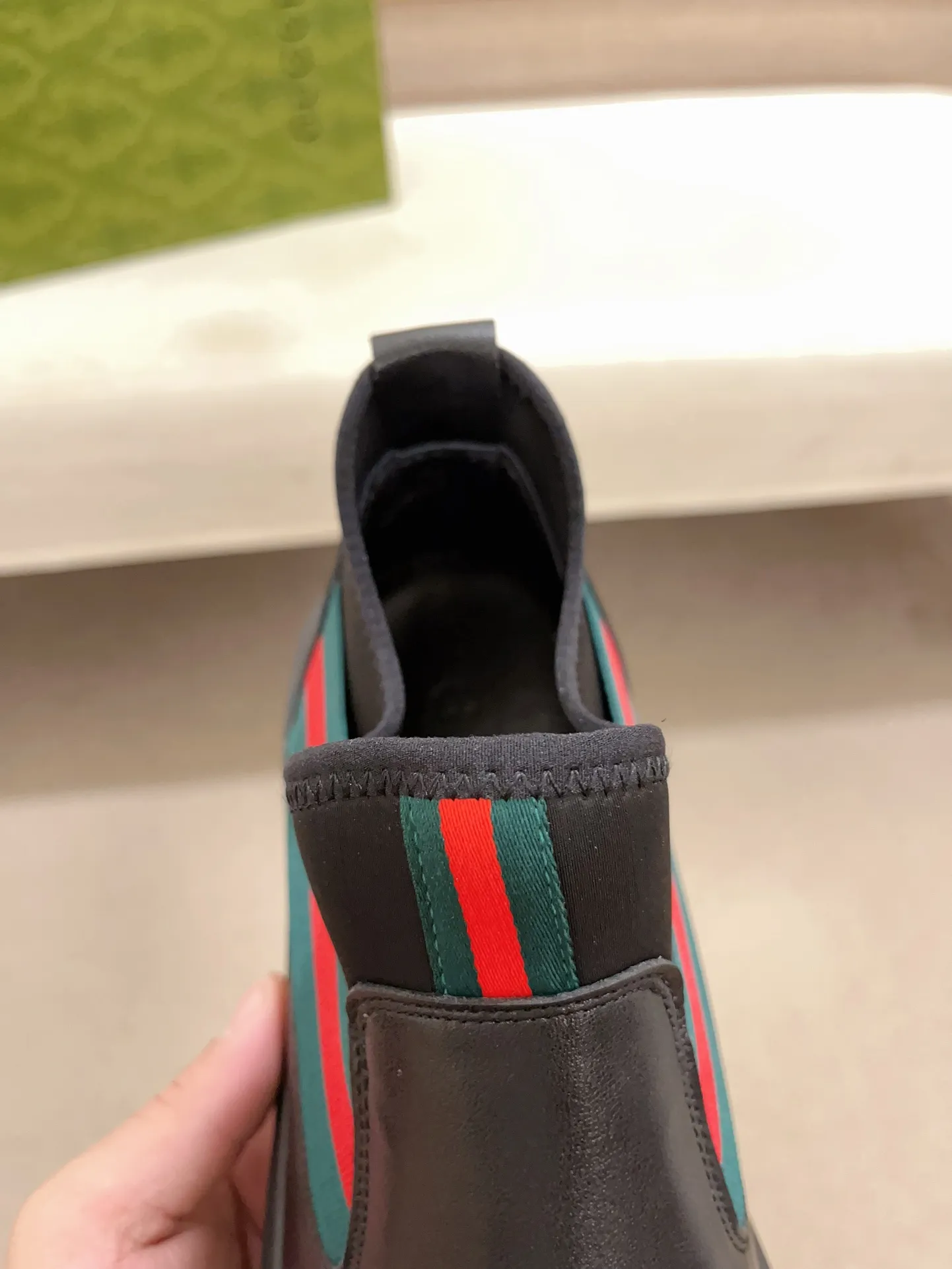Factory price 480💰 (sheepskin lining * velvet lining optional! Can be made without label) High-quality new GUCCI (Gucci) counters will be launched simultaneously. The new men's shoes and 😘fabric are made of high-tech glue-spraying technology. Lining: sheepskin lining* velvet lining. 👍🏿 High-end ☄️ air-cushion molded anti-slip rubber outsole, exquisite lines, simple and elegant, comfortable and high-end for leisure travel. Code number: 38 to 44 (45 can be customized and cannot be returned or exchanged)